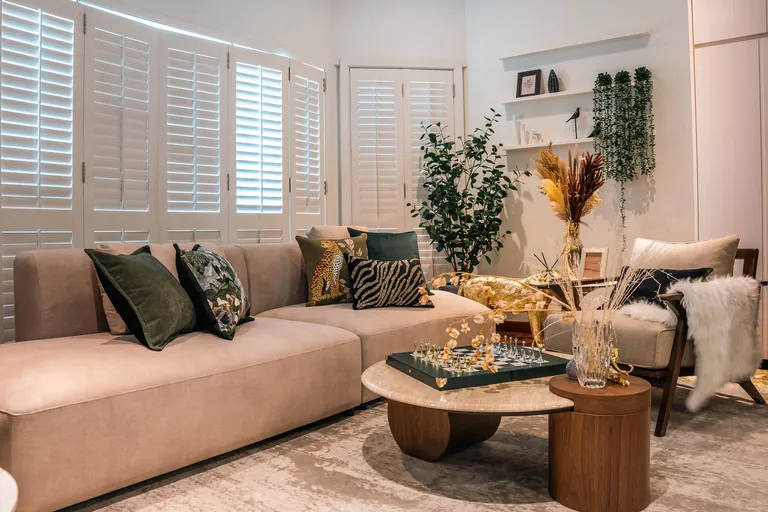 Bukit Tunku Residence, Kuala Lumpur: lounge with emerald cushions and a round timber coffee table
