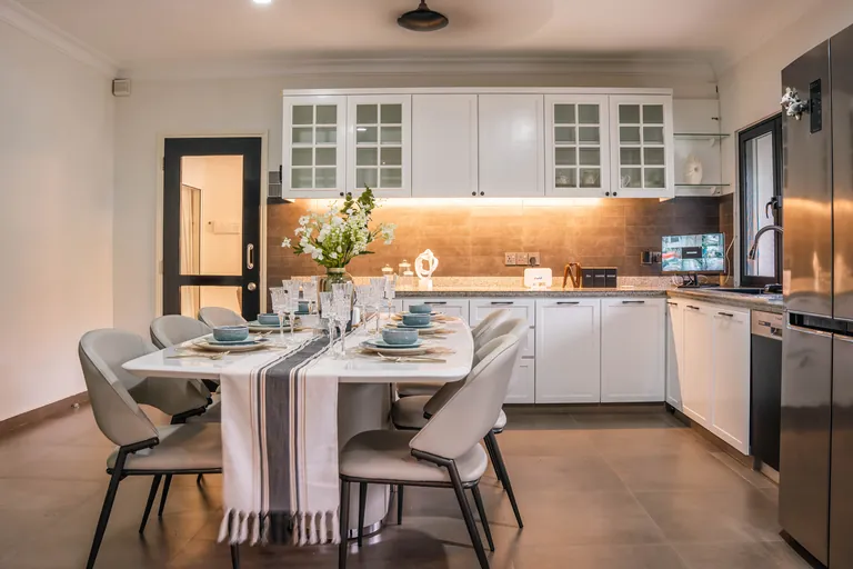 Bukit Tunku Residence, Kuala Lumpur: kitchen with a breakfast table set for six