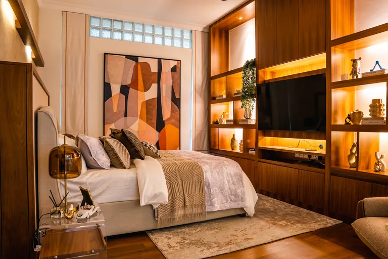 Bukit Tunku Residence, Kuala Lumpur: bedroom with a lit timber display wall